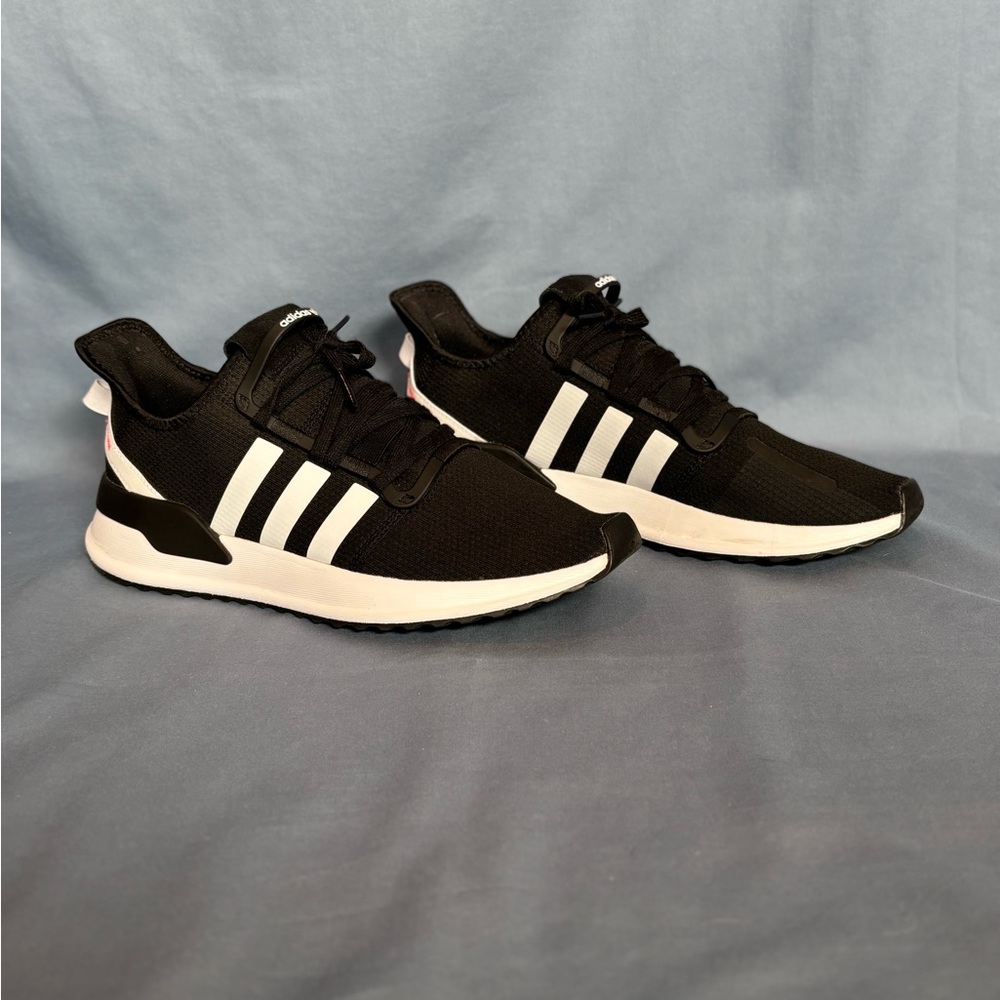 Adidas Men’s Black Sneakers with Low-Top Design and Breathable Upper